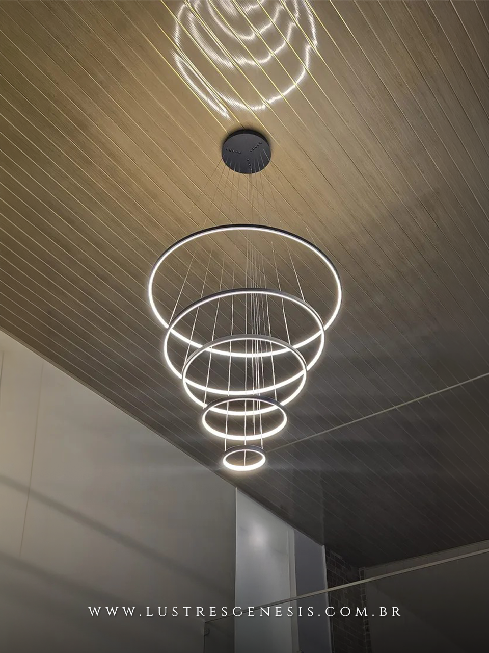 Lustre pendente com 5 anéis de tamanhos variados em preto, modelo Sindora DCD03014, ideal para quartos, sala de jantar e sala de estar. Lustres Gênesis - o melhore site da Internet para comprar Lustre